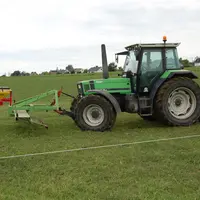 Il faut sursemer sur une végétation rase dès que les conditions météo sont de la partie. Ici, un semis d’entretien à moins de 10 kg/ha avec combiné.