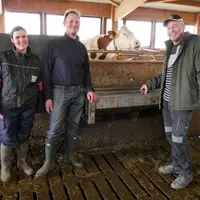 Mathilde Tirole et Julien Maire avec leur cédant, Christian Jeannerot. « Même si nous ne sommes pas complètement autonomes, la citerne permet une bell