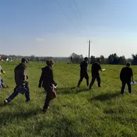 Pour mettre en commun les connaissances botaniques, le relevé de flore peut se faire en groupe, lors de formations ou de réunions bout de champ.