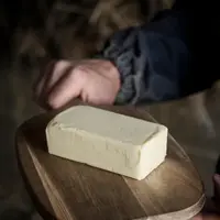 L’utilisation du maïs toute l’année dans la ration des vaches apporte une constance au beurre AOP Charentes-Poitou et le rend malléable. Des caractéri