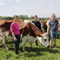 Marie-Pierre, 53 ans, Pierre-Luc, 28 ans et Pascal Orvain, 54 ans. « Nous ne voulons pas produire davantage. L’exploitation est bien dimensionnée pour
