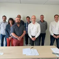 Romain Gavoille, président de l’OP Sol (au premier rang à gauche) et Laurent Schatz, directeur Lait Danone France (au premier rang à droite) signent l
