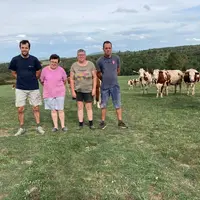Romain Charrade, Sylvie Roux, Nadine et Gilles Charrade (le 13 septembre). « Cette année, dès le 20 juin, les vaches ne sont sorties que la nuit et so
