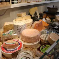 Les fromages AOP se distinguent par une proportion de ventes en commerces spécialisés plus importante (14,1%) que pour les fromages non AOP (4,8%).