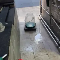 Un plateau en contreplaqué sur quatre roulettes de fabrication maison assure le transport des pots de lait jusqu’au taxi-lait. « Nous avons choisi un