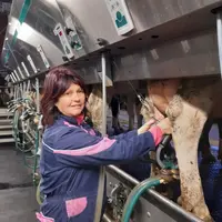 Éliane Riou. « Dans notre nouvelle TPA 2x16, nos mettons 1h15 pour traire 140 vaches à deux, hors lavage. Une traite rapide et fluide, sans effort phy