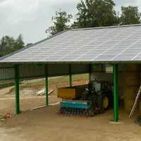 Panneaux photovoltaïques sur un bâtiment agricole.