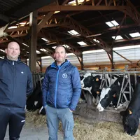 Nicolas et Maxime Velly veulent encore réduire le nombre de génisses élevées et implanter des haies, qui représentent déjà 8 km sur l’exploitation, po