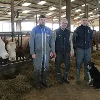 Alexis, 28 ans, et Cyril, 32 ans, avec leur père Didier Magnière, 61 ans. « Nous partageons une vraie passion pour la race Simmental et n’aimons pas t
