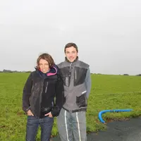 Raphaël Cocaud et Elsa Naël ont repris de la surface pour développer des cultures de vente et les prairies. Les ensilages, moissons, enrubannage sont