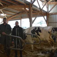 Erwann Citeau et Anthony Lemière, éleveurs. « Dans ce bâtiment, la luminosité entre mais pas la chaleur. »