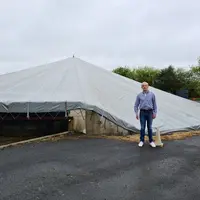 éleveur dans un fosse à lisier couverte