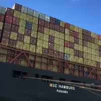 porte container port du Havre - 400 m de long - plus de 21 000 container - parmi les plus grands au monde en septembre 2022