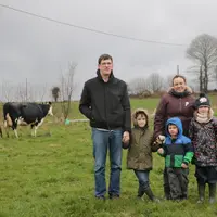 Franck, 34 ans, et Maud, 36 ans, et leurs trois enfants, Arthur, Hugo et Margaux, fin février 2023, dans une prairie.