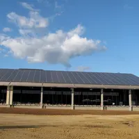 bâtiment vaches laitières de l'Inrae de Lusignan avec panneaux photovoltaïques en toiture