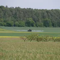 traitement pulvérisateur dans un champ