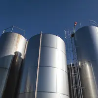 trois citernes de stockage du lait