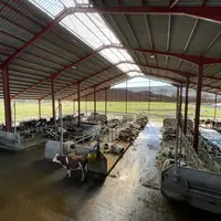 Un bâtiment ouvert sur ses quatre côtés à 500 mètres d'altitude
