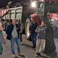 manifestation d'agriculteurs devant un tracteur