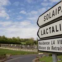 panneau routier indiquant la direction Lactalis
