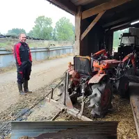 Seul sur sa ferme, Jean-Michel Pichon a conçu plusieurs astuces pour se faciliter le quotidien à bas coûts. Ici, une lame repousse fourrage, utilisabl