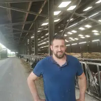 Eleveur dans sa stabulation