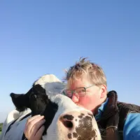 Eleveuse avec sa vache