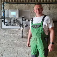 éleveur devant le tableau de pilotage de son prérefroidisseur