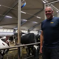 Bengt Svensson, éleveur, dans la stabulation de la ferme Törlan, en Suède