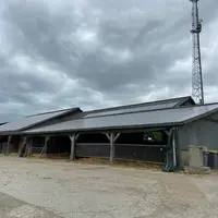 bâtiment avec panneaux photovoltaïques sur le toit, en Normandie