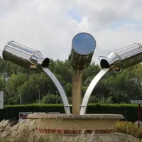 Sculpture avec des pots à lait devant une usine de Maîtres laitiers du Cotentin