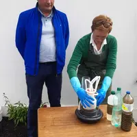 Le lisier de la ferme de Thierry Leroux est analysé par Christelle Samson, de la chambre d'agriculture du Morbihan.