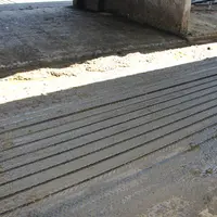 Le tapis en caoutchouc drainant a beaucoup amélioré le confort.