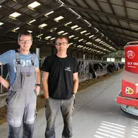 Les deux associés du Gaec des 3 villages dans la stabulation de leurs vaches