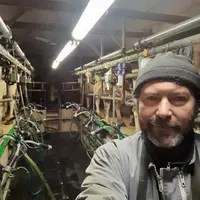 éleveur dans sa salle de traite