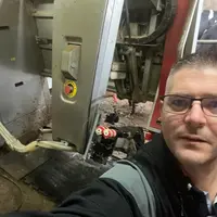 Arnaud David devant son robot de traite