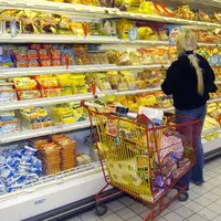 GMS / supermarché Auchan / produits laitiers / rayon fromagesen grande distribution /achat des ménages / alimentation /  femme faisant ses courses ali
