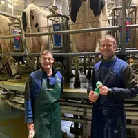 Stève et Yohann, deux des cinq associés du Gaec de la dame de Haye : « Chacun est responsable d'un atelier, mais nous participons tous à la traite et