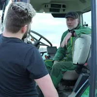 cédant et repreneur dans un tracteur