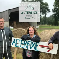 membres de l'équipe Alterfixe et un éleveur à gauche