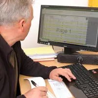 Vigneron controlant sa tresorerie en especes et effectuant un paiement par cheque.
