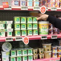 Vente de produits frais en grande distribution. Produits laitiers biologiques et 0% de matière grasse. Yaourt de lait de vache ou brebis nature ou aro