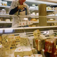 GMS / supermarché "Super U" / rayon fromages à la coupe