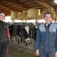 Christophe Baudoin, 36 ans, et son frère Vincent, 40 ans, ne craignent pas d’essayer de nouvelles pratiques pour produire plus de lait et maîtriser le