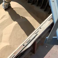 Déchargement d'une cale de bateau contenant du tourteau colza au port de Montoir Saint-Nazaire. Alimenteur à vis verticale. Importation de matière pre