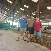Bruno Dolivet (au centre) , accompagné de Pascale Roland et de Armand Grognard ,salariés :