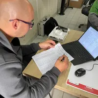 Sans interopérabilité, l’éleveur doit jongler entre de nombreux logiciels. Un tableau de bord interconnecté permettrait de gagner du temps.