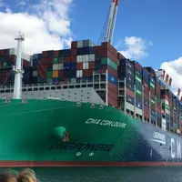 porte container port du Havre - 400 m de long - plus de 21 000 container - parmi les plus grands au monde en septembre 2022