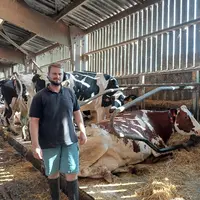 Alexandre Berruet, du Gaec fontaine Lintry : « Même en saison de pâturage, les vaches reçoivent un peu de la ration hivernale. »
