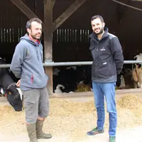 Jocelin Lenoir, éleveur, et Germain Néré, Seenovia : « La paille broyée augmente l’ingestion et sécurise la ration des vaches taries. »